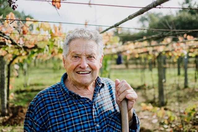 Portrait d’Antoine dans son potager avec le sourire